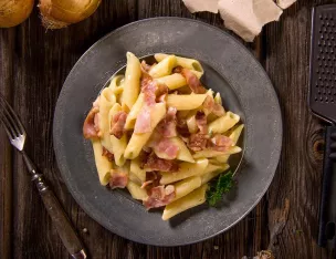 Penne à la crème de Parmesan AOP et Jambon cuit braisé. Penne à la crème de Parmesan AOP et Jambon cuit braisé.