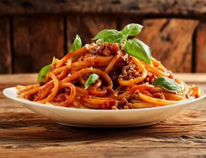 Spaghetti à la véritable Sauce Bolognèse, Parmesan râpé .