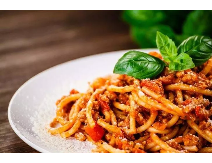 Spaghetti à la véritable Sauce Bolognèse, Parmesan râpé .