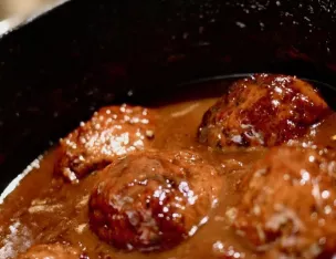 Véritables Boulets Liégeois , Purée de pommes de terre au beurre. Véritables Boulets Liégeois , Purée de pommes de terre au beurre.