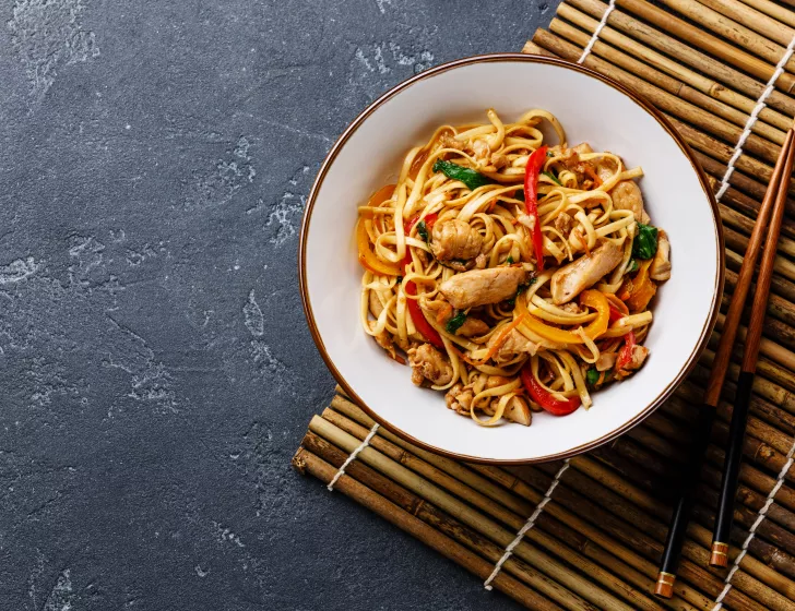 Nouilles sautées au Poulet & aux légumes.