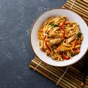 Nouilles sautées au Poulet et aux légumes.