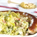 Potée de pommes de terre aux poireaux et aux lardons, saucisse de campagne.