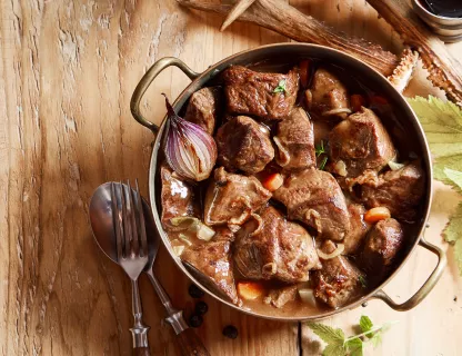 Civet de Chevreuil sauce chasseur,  Rösti & Légumes de saison.