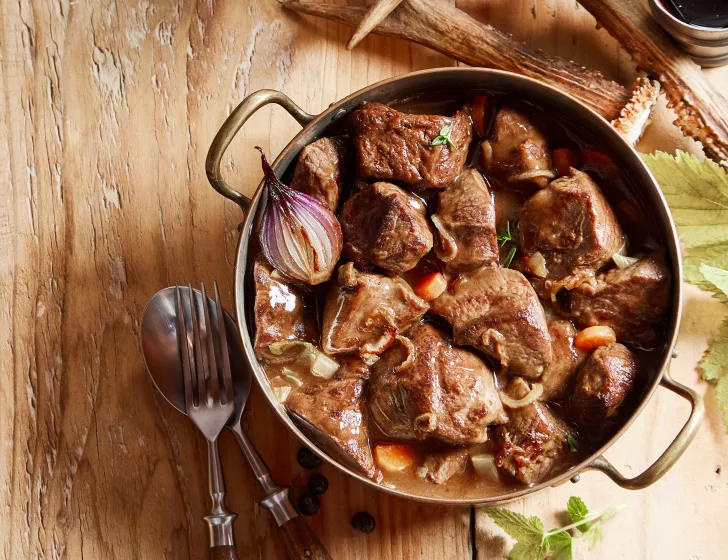 Civet de Chevreuil sauce chasseur,  Rösti & Légumes de saison.