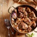 Civet de Chevreuil sauce chasseur,  Gratin Dauphinois et Légumes de saison.
