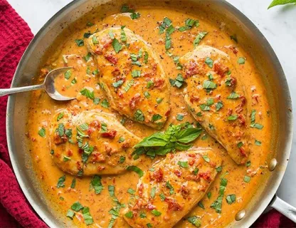 Escalope de dinde gratinée sauce Atelier Salé et linguine.