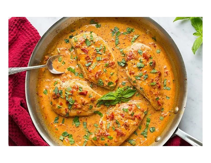 Escalope de dinde gratinée sauce Atelier Salé et linguine.