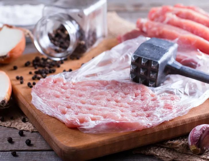 Escalope de dinde gratinée sauce Atelier Salé et linguine.