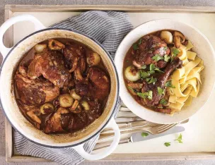 Poulet façon Traditionnel Coq au vin, tagliatelle