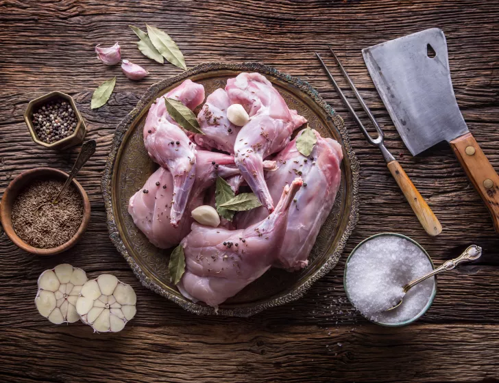 Cuisse de Lapin aux pruneaux,  purée de pommes de terre aux carottes.