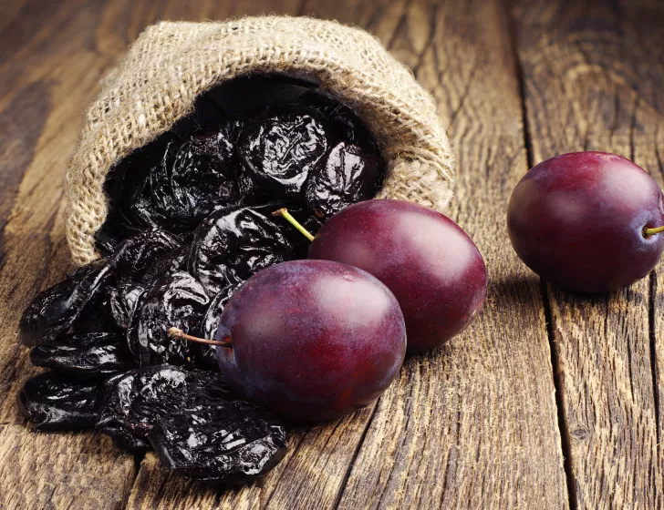 Cuisse de Lapin aux pruneaux,  purée de pommes de terre aux carottes.