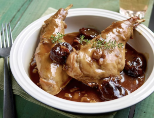 Cuisse de Lapin aux pruneaux,  purée de pommes de terre aux carottes.