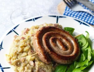 Potée de pommes de terre  aux poireaux & aux lardons, saucisse de campagne. Potée de pommes de terre  aux poireaux & aux lardons, saucisse de campagne.
