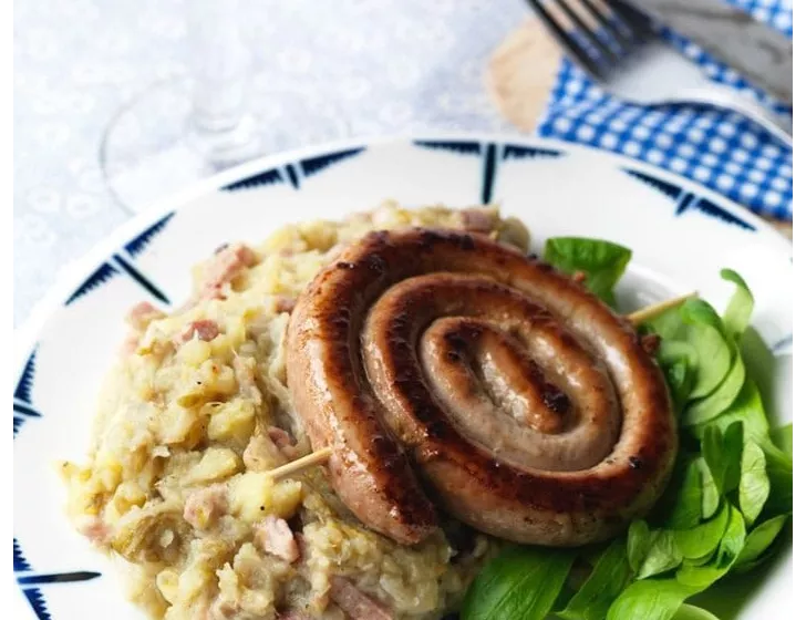 Potée de pommes de terre  aux poireaux & aux lardons, saucisse de campagne.