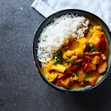 Poulet tendre sauce au Curry Madras & légumes , riz parfumé.