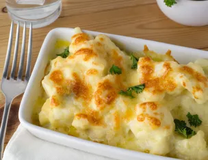 Gratin de Chou fleur à la béchamel, saucisse & pommes de terre.