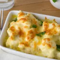 Gratin de Chou fleur à la béchamel, saucisse & pommes de terre.