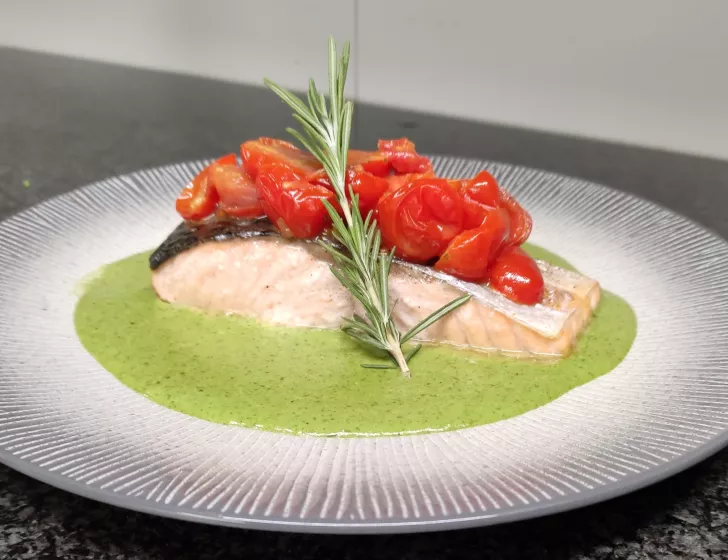 Pavé de saumon sauce crémeuse au Basilic frais, Tomates cerises rôties, tagliatelle.