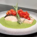 Pavé de saumon sauce crémeuse aux asperges vertes, Tomates cerises rôties, Linguine.