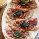Saltimbocca au beurre citronné à la Sauge, grenailles & tomates cerises rôties.
