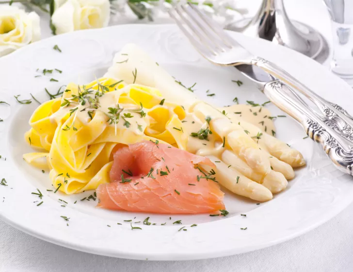 Nos Tagliatelle aux asperges de Malines & Saumon fumé, sauce crèmée aux asperges