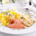 Tagliatelle aux asperges de Malines & Saumon fumé, sauce crèmée aux asperges & ciboulette.