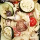 Penne aux boulettes de volaille, sauce crémeuse aux légumes grillés.