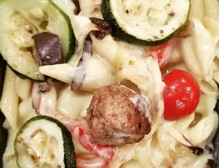 Penne aux boulettes de volaille, sauce crémeuse aux légumes grillés.