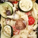 Penne aux boulettes de volaille, sauce crémeuse aux légumes grillés.