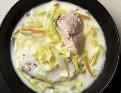 Filet de Lieu Noir sauce crémeuse aux petits légumes & riz blanc.