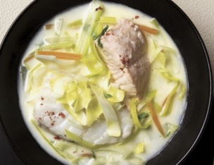 Filet de Lieu Noir sauce crémeuse aux petits légumes & purée de pommes de terre aux épinards.