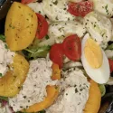 Pêches au thon, salade de pommes de terre & tomates cerises.