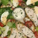 Salade de Poulet façon césar, oeufs durs, tomates cerises & anchois.
