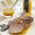 Rôti moelleux de Porc à la moutarde, poêlée de grenailles & légumes verts.