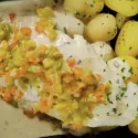 Filet de poisson sauce au beurre blanc & aux petits légumes, purée.