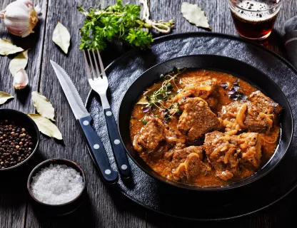 Potée de pommes de terre  aux poireaux & aux lardons, saucisse de campagne. Potée de pommes de terre  aux poireaux & aux lardons, saucisse de campagne.