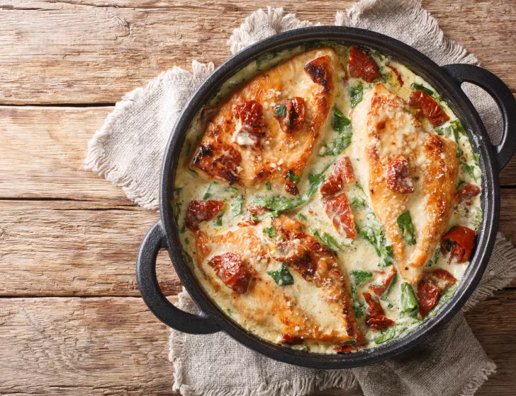 Escalope de dinde gratinée sauce Atelier Salé et linguine.