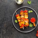 Brochette de dinde sauce mangue, ananas & légumes, riz Basmati.