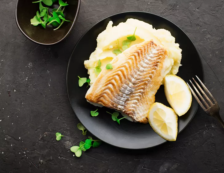 Filet de poisson sauce au beurre blanc & poêlée de légumes verts, purée.