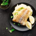 Filet de poisson sauce au beurre blanc & poêlée de légumes verts, purée.