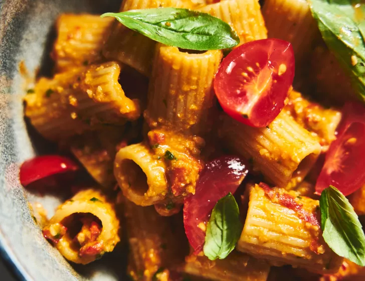 Rigatoni à la saucisse Italienne, sauce aux tomates cerises & basilic frais.
