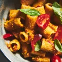 Rigatoni à la saucisse Italienne, sauce aux tomates cerises & basilic frais.