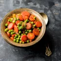 Steak pur Boeuf haché, jus de viande, Pois & carottes, grenailles.