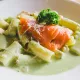 Gros Macaroni au Saumon fumé, crème de Pesto vert & tomates cerises rôties.