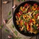 Wok de Poulet aux légumes, sauce soja & sésame, riz blanc.
