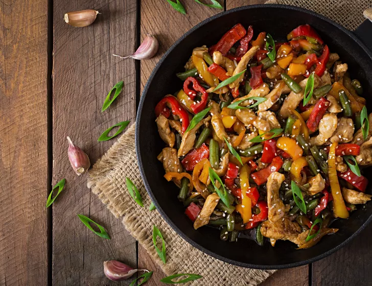 Wok de Poulet aux légumes, sauce soja & sésame, riz blanc.
