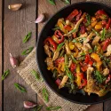 Wok de Poulet aux légumes, sauce soja & sésame, riz blanc.