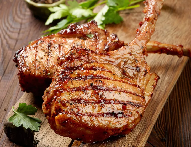Côtes de Porcelet au Miel & Thym, poêlée de pommes de terre aux carottes.