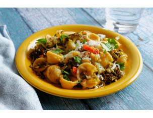 MACARONI À LA SAUCISSE ÉPICÉE, SAUCE CRÉMEUSE AUX  TOMATES CERISES RÔTIES.